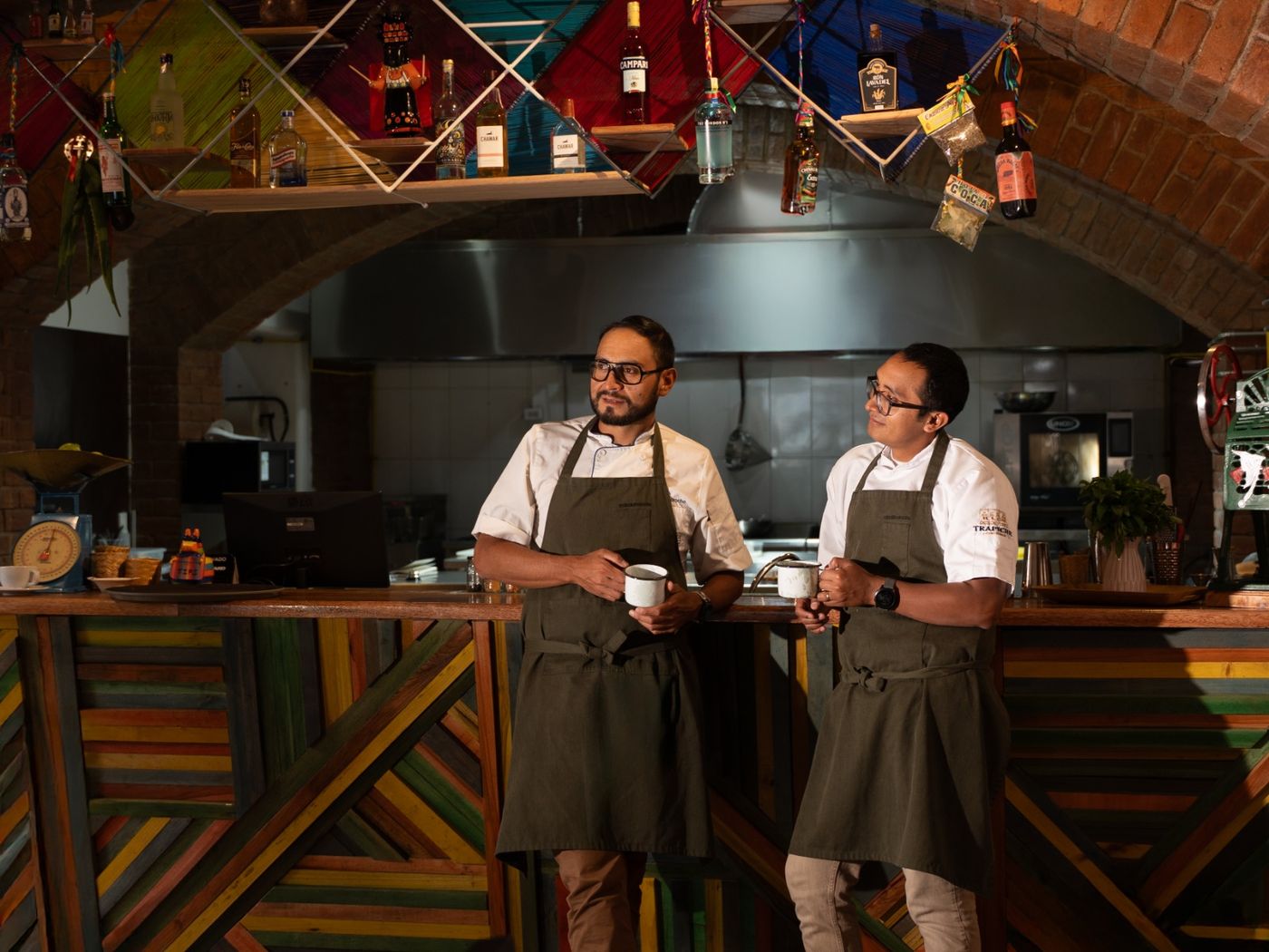 Los chefs Ronald y Manolo Morocho en la cocina de Los Priostes, Cuenca