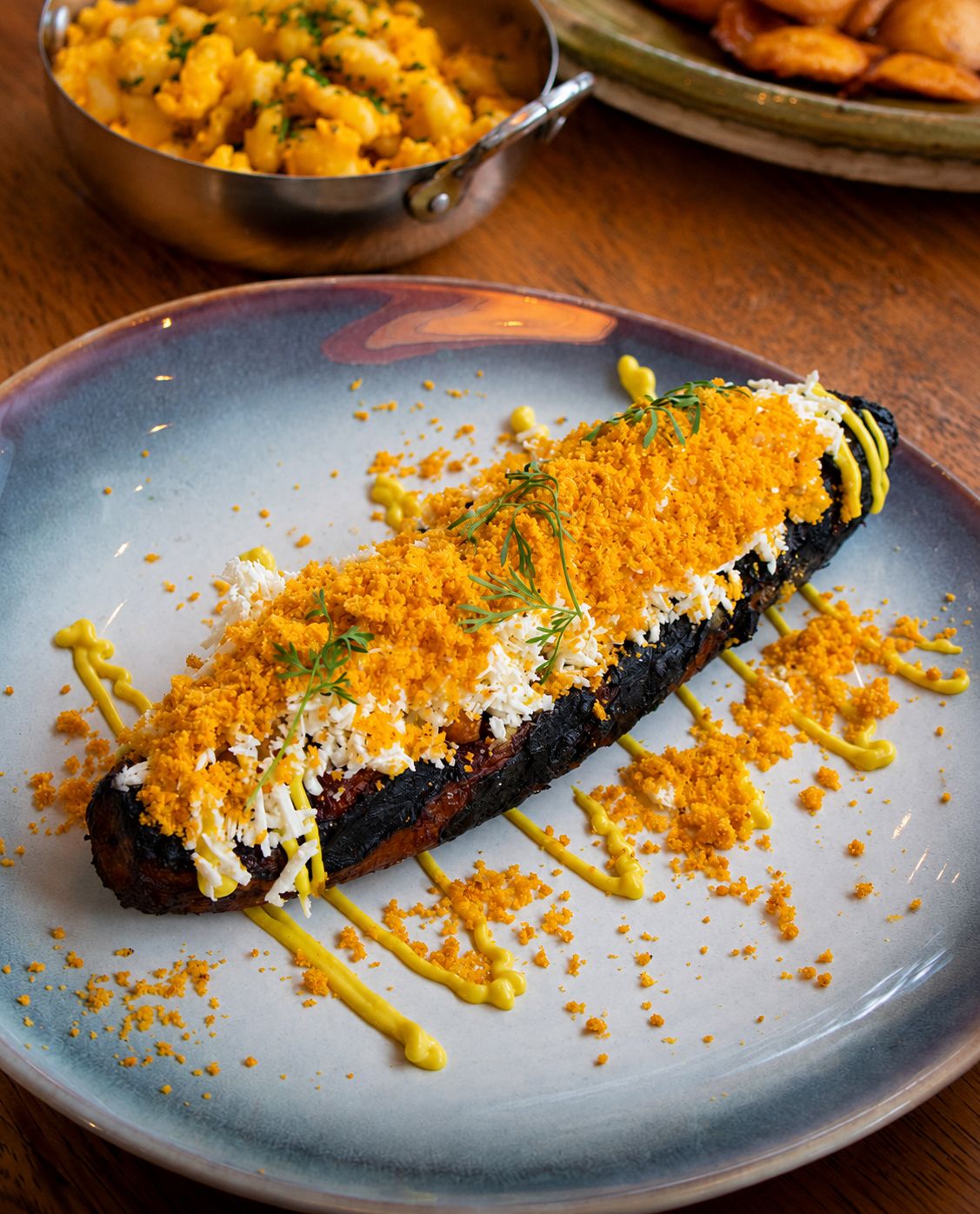 Madurito asado relleno de chicharrón y queso con sal prieta, plato típico ecuatoriano de Los Priostes