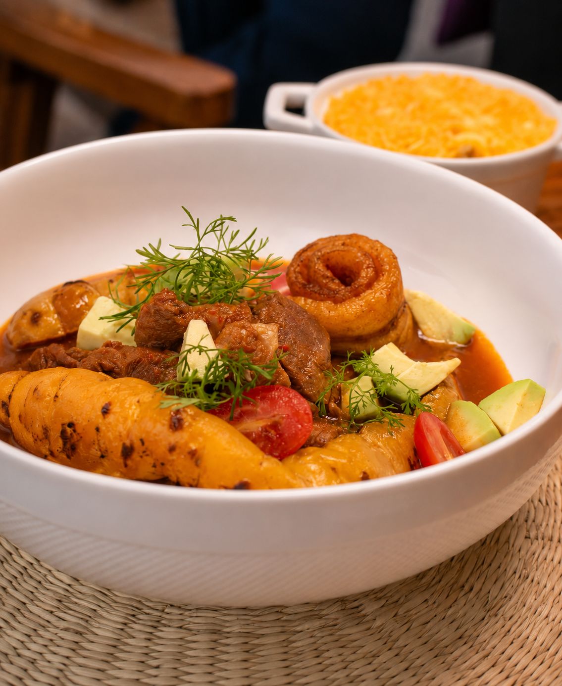 Sopa criolla ecuatoriana servida en bol blanco con carne, papas nativas, choclo y verduras